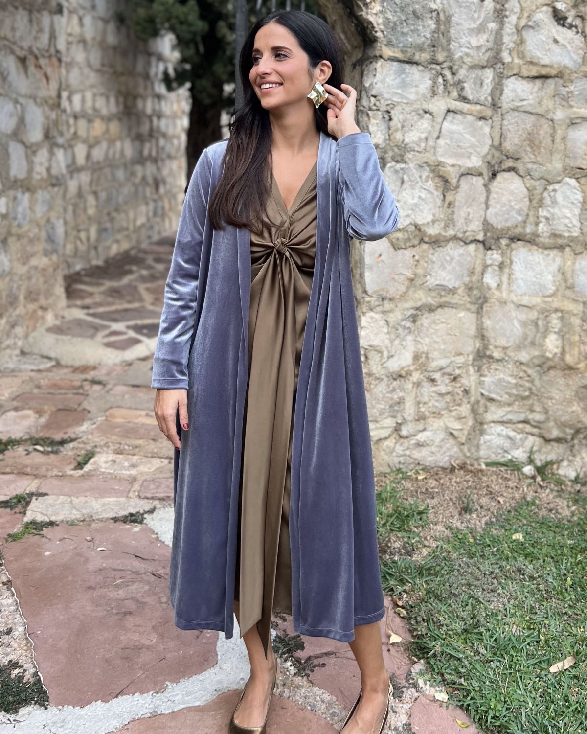 Abrigo gris terciopelo + Bolso de mano gris terciopelo + Bolso negro + Correa étnica negra + Chaqueta plata claro + Chaqueta plata oscuro + Cuelgabolsos