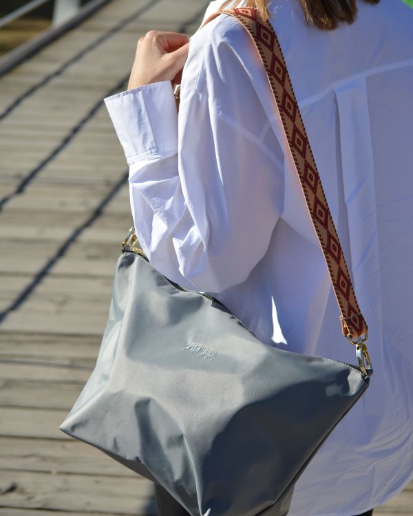 Bolso gris plegable + Correa étnica
