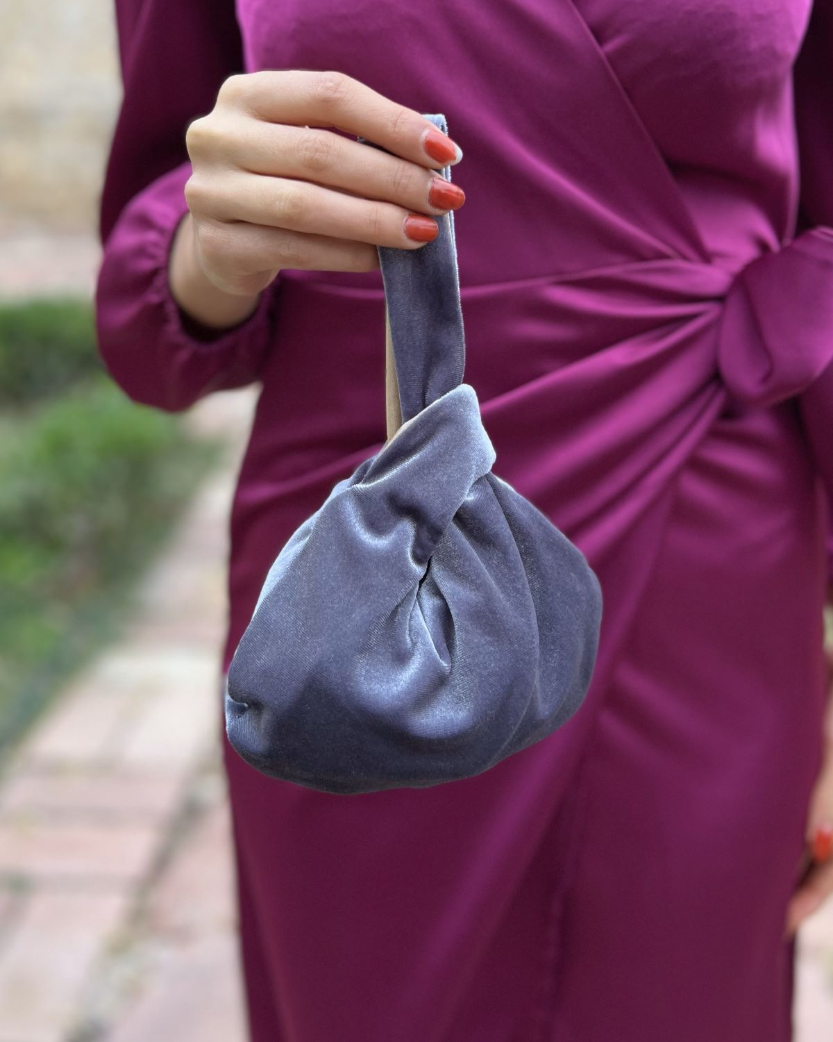 Abrigo gris terciopelo + Bolso de mano gris terciopelo + Bolso negro + Correa étnica negra + Chaqueta plata claro + Chaqueta plata oscuro + Cuelgabolsos