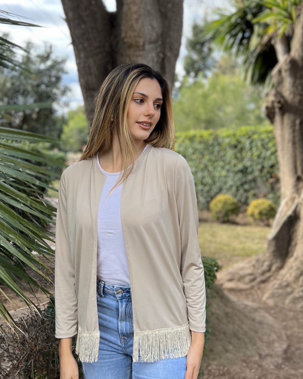 Foldable beige fringe jacket