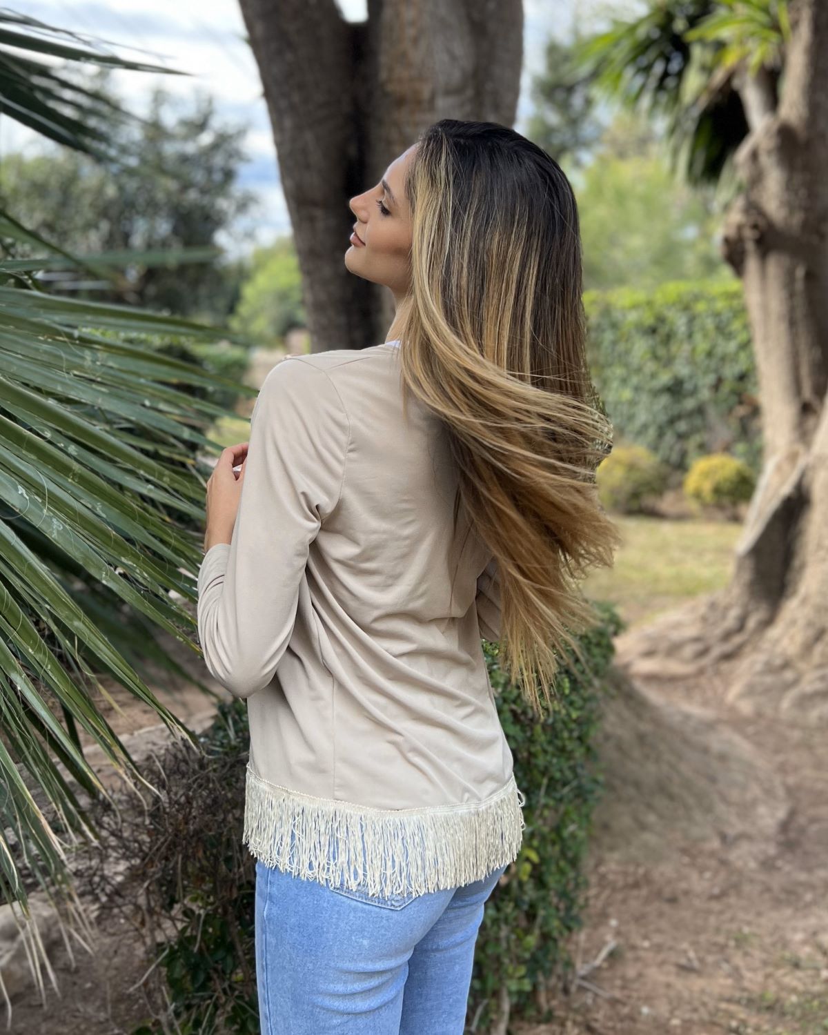 Foldable beige fringe jacket