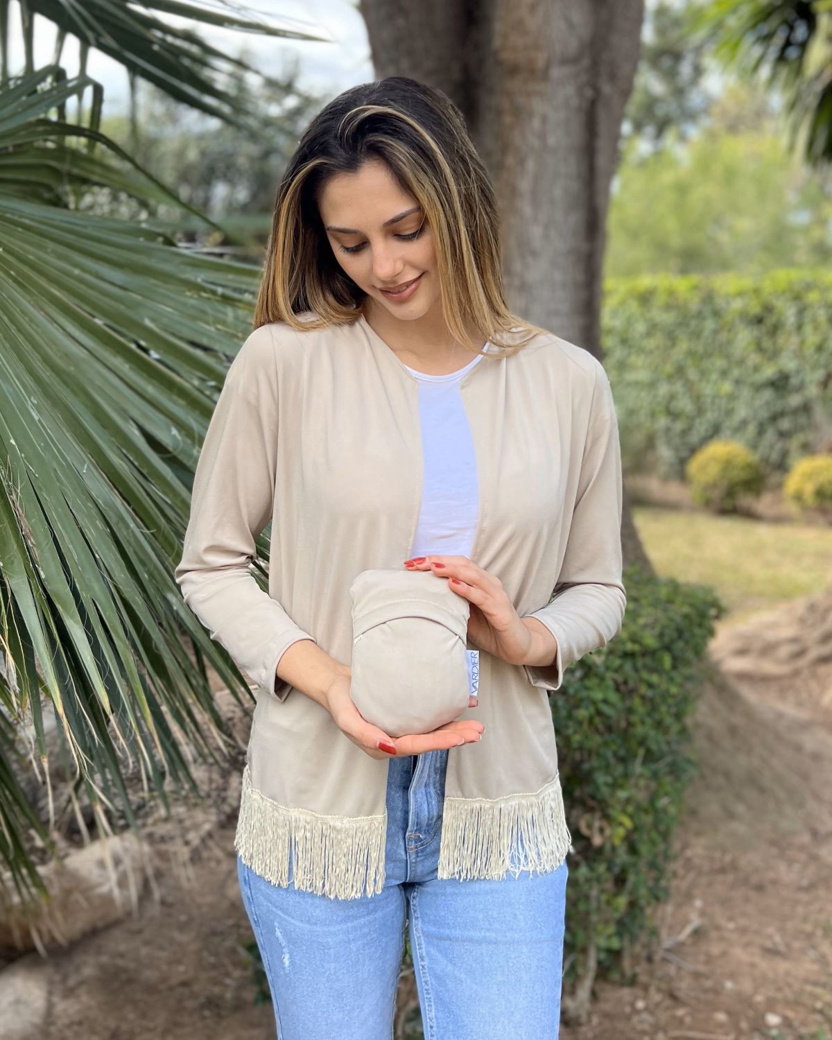 Foldable beige fringe jacket