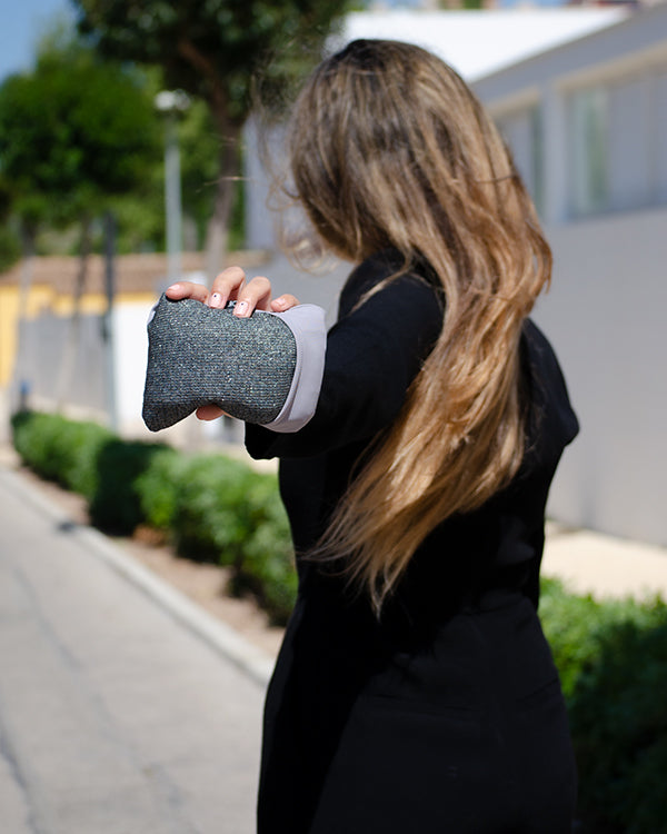 Abrigo gris terciopelo + Bolso de mano gris terciopelo + Bolso negro + Correa étnica negra + Chaqueta plata claro + Chaqueta plata oscuro + Cuelgabolsos