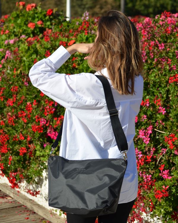 Foldable black bag without strap