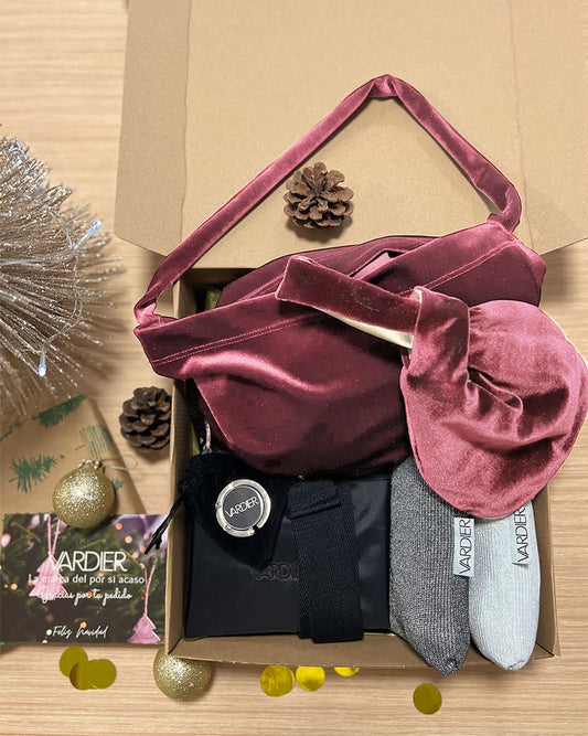 Abrigo nude terciopelo + Bolso de mano nude terciopelo + Bolso negro + Correa étnica negra + Chaqueta plata claro + Chaqueta plata oscuro + Cuelgabolsos