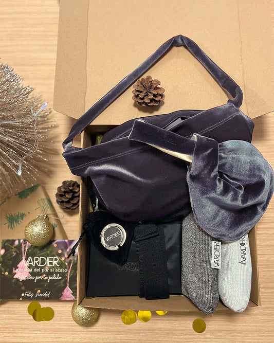 Abrigo gris terciopelo + Bolso de mano gris terciopelo + Bolso negro + Correa étnica negra + Chaqueta plata claro + Chaqueta plata oscuro + Cuelgabolsos